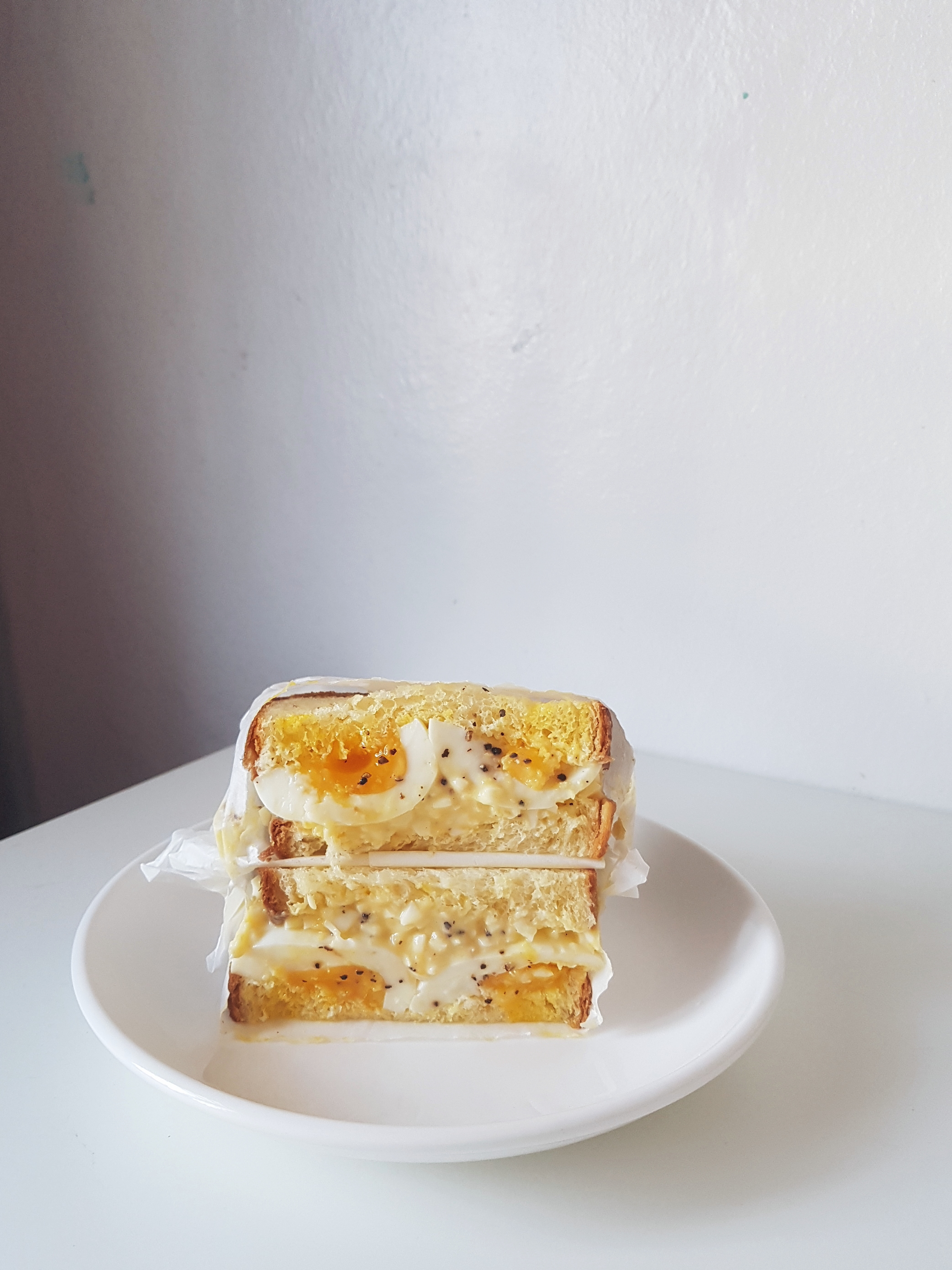 Tamago Sando dalam kemasan kertas minyak